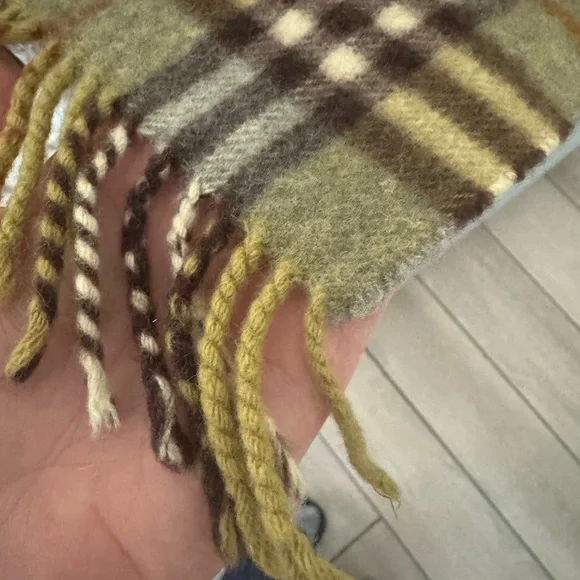 Burberry! Burberry! Burberry! Scarf! - Picture 6 of 7